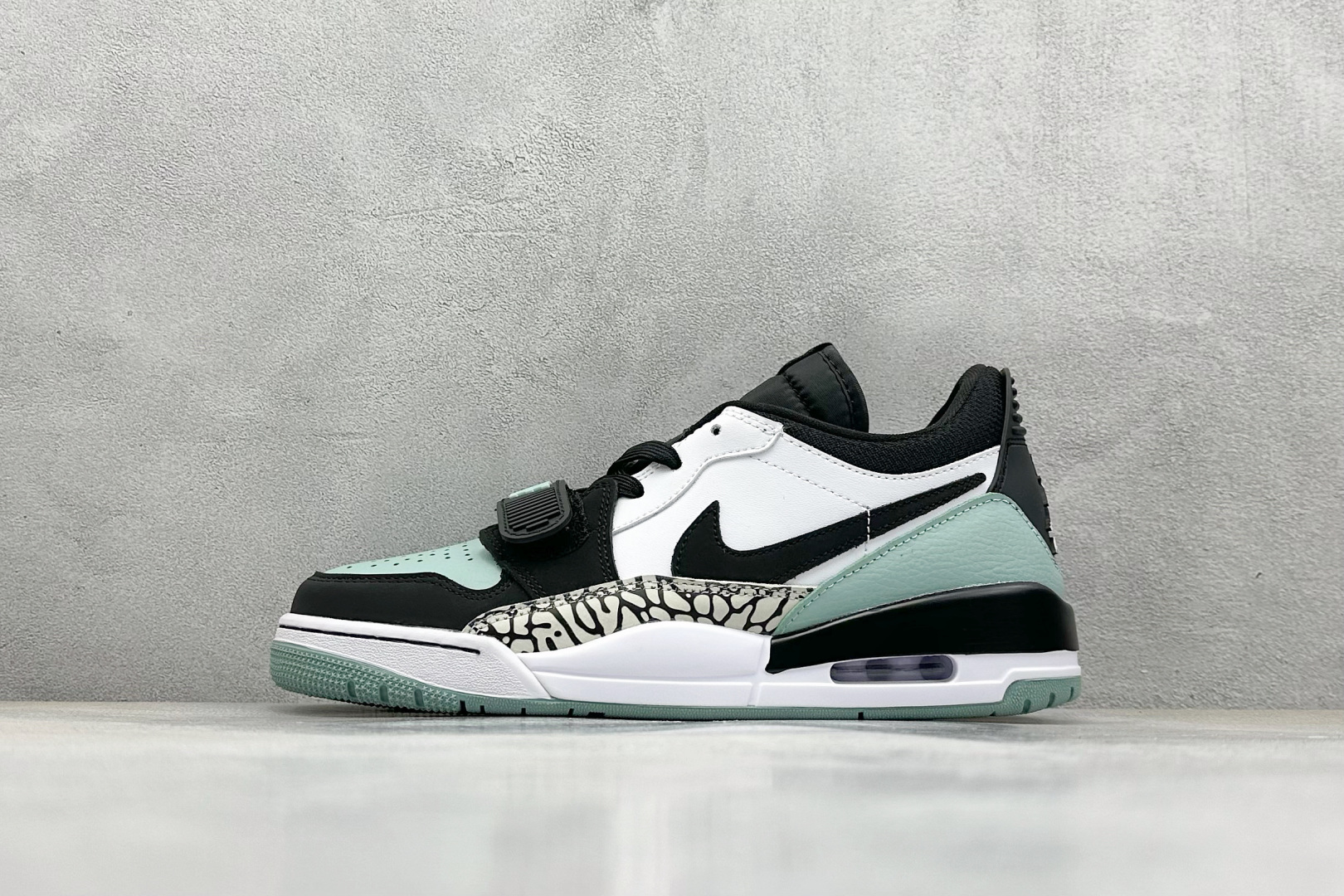  终端放店
最强312 Air Jordan Legacy 312 Low 
有着交错结合的设计，它的名