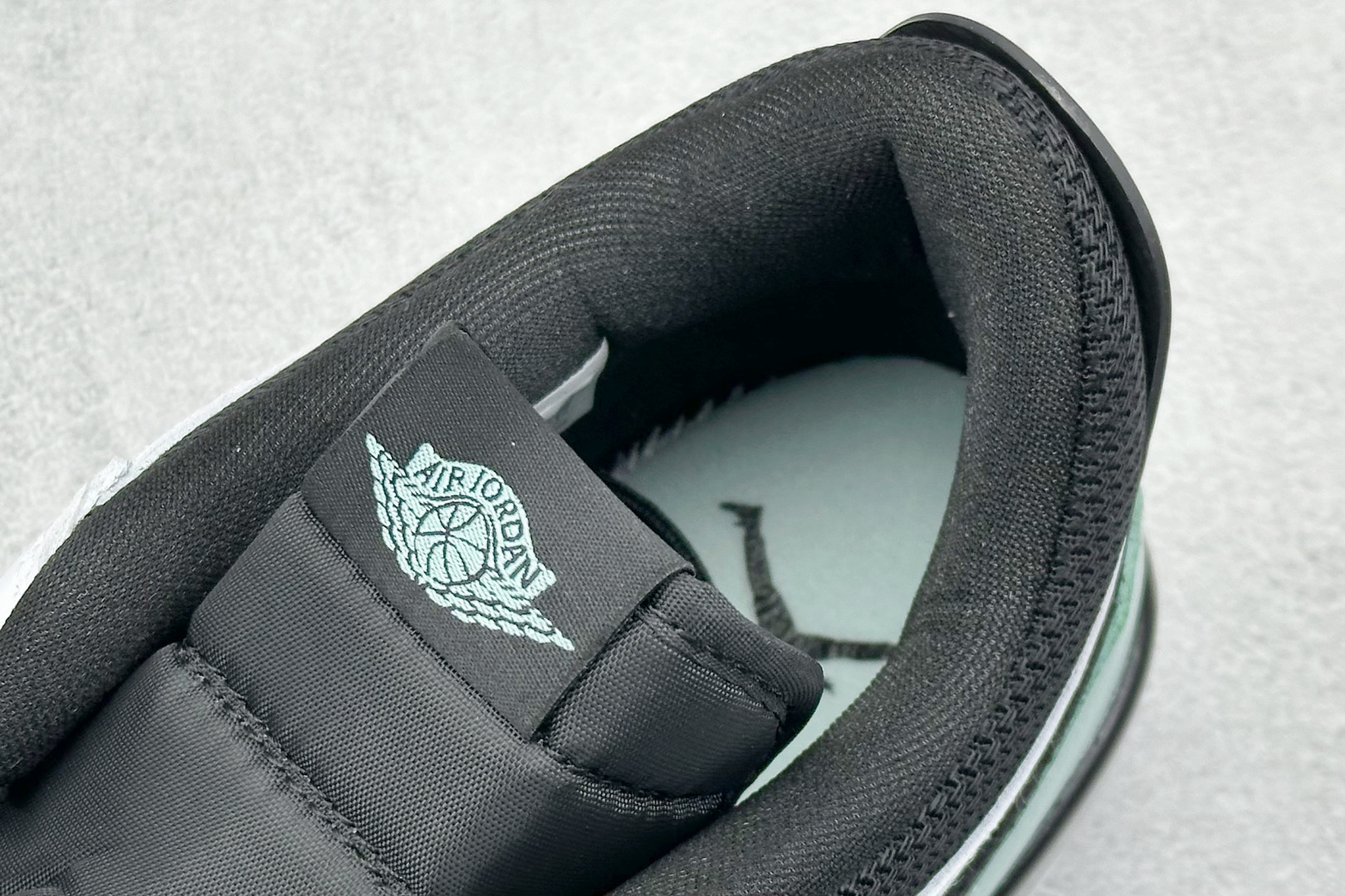  终端放店
最强312 Air Jordan Legacy 312 Low 
有着交错结合的设计，它的名