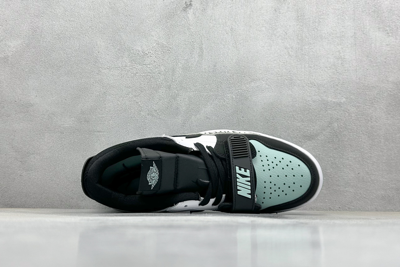  终端放店
最强312 Air Jordan Legacy 312 Low 
有着交错结合的设计，它的名