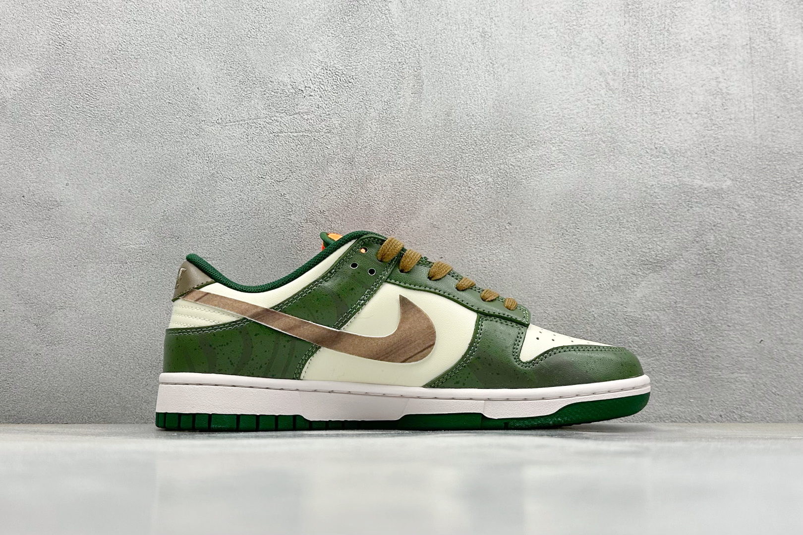  终端放店
FS版 Nike SB Dunk Low 光年
纯原大厂出品 极力推荐
原装头层材料 独家版