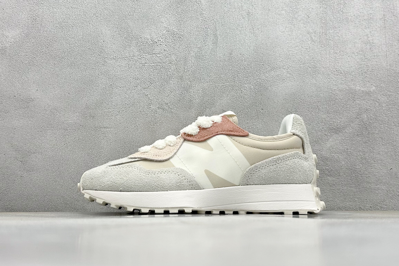 NO:284238,Local store private New Balance MS327 company-level series retro casual sports jogging shoes The new New Balance 327 series is a new look created with a purer retro style design. The side is also deconstructed, and the N-shaped logo is presented in an old embossed style, with a unique style. The shaping of suede and punched leather presents a high-end nostalgic temperament, which also balances the shoes between luxury fashion style and sports atmosphere. Official item number: U327WTL Size 36-45 Code 26, chamois leather19860909本地 放店私 New Balance MS327公司级系列 复古休闲运动慢跑鞋 全新 New Balance 327 系列,以更纯粹的复古风格设计打造的全新造型.侧身还以解构设计,将 N 字标志以做旧压花样式呈现,样式别具新意.而麂皮、冲孔皮革的塑造,则呈现出高级怀旧气质,也让鞋款在奢华时装风格与运动氛围之间达到了平衡 官方货号: U327WTL 尺码36-45 编码26,,chamois leather,Men's shoes