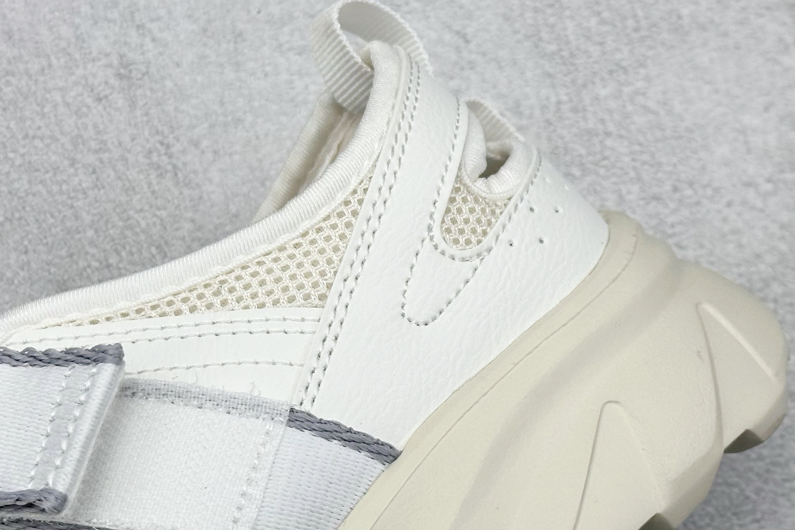  
New Balance Breeze 新百伦玛丽珍低帮生活休闲鞋 

货号：SD2202WH
尺码