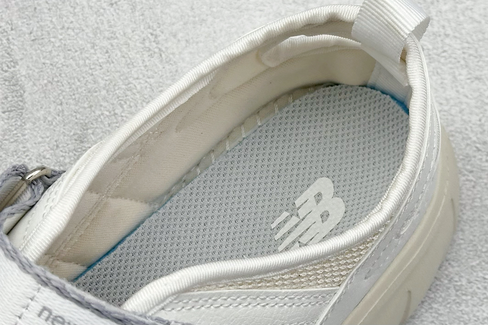  
New Balance Breeze 新百伦玛丽珍低帮生活休闲鞋 

货号：SD2202WH
尺码