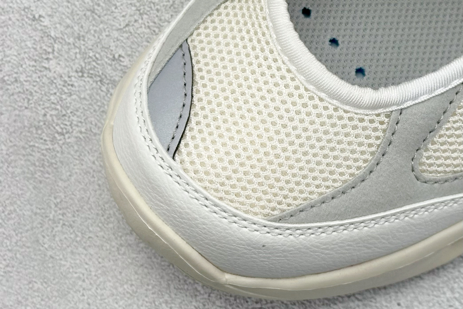  
New Balance Breeze 新百伦玛丽珍低帮生活休闲鞋 

货号：SD2202WH
尺码