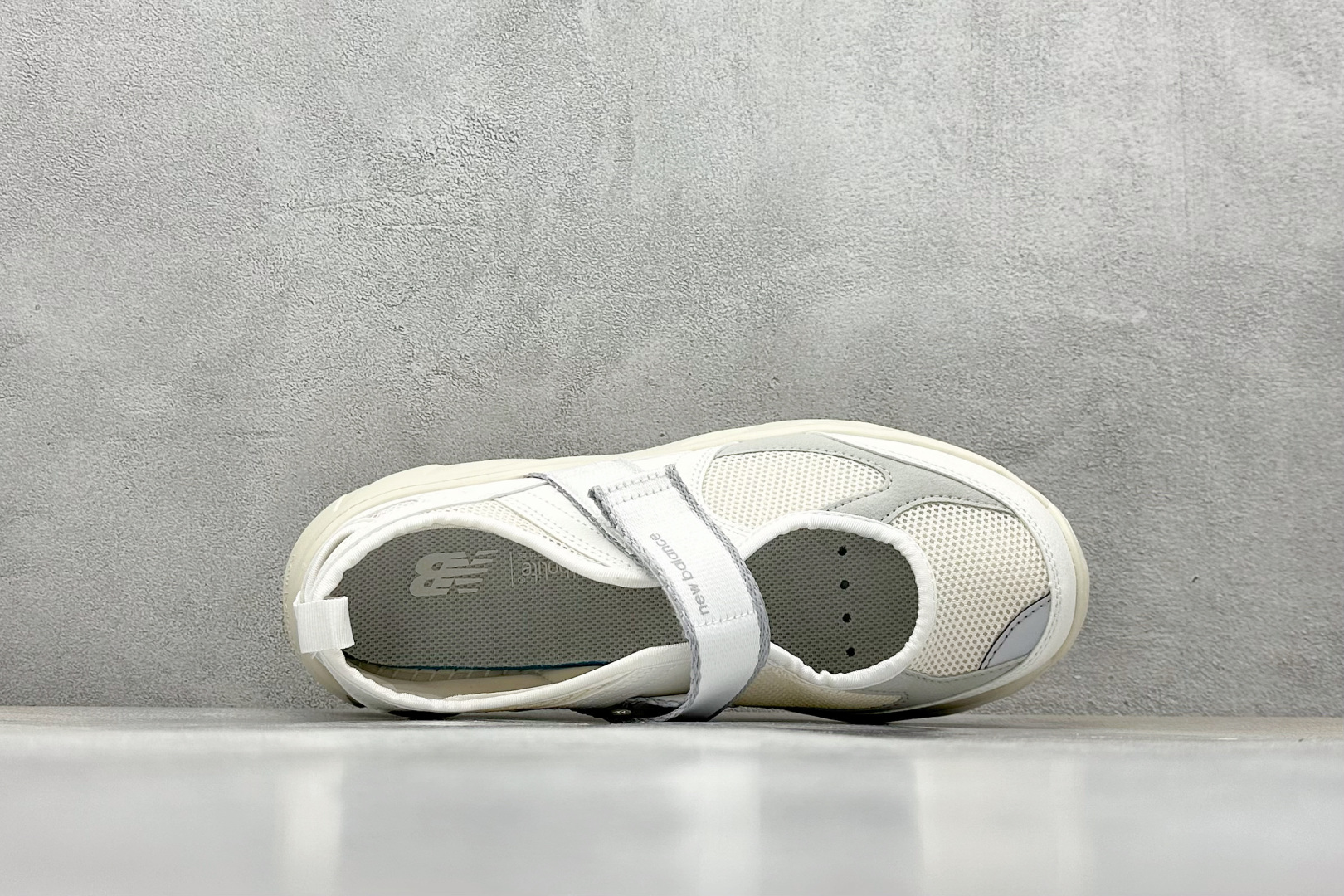  
New Balance Breeze 新百伦玛丽珍低帮生活休闲鞋 

货号：SD2202WH
尺码