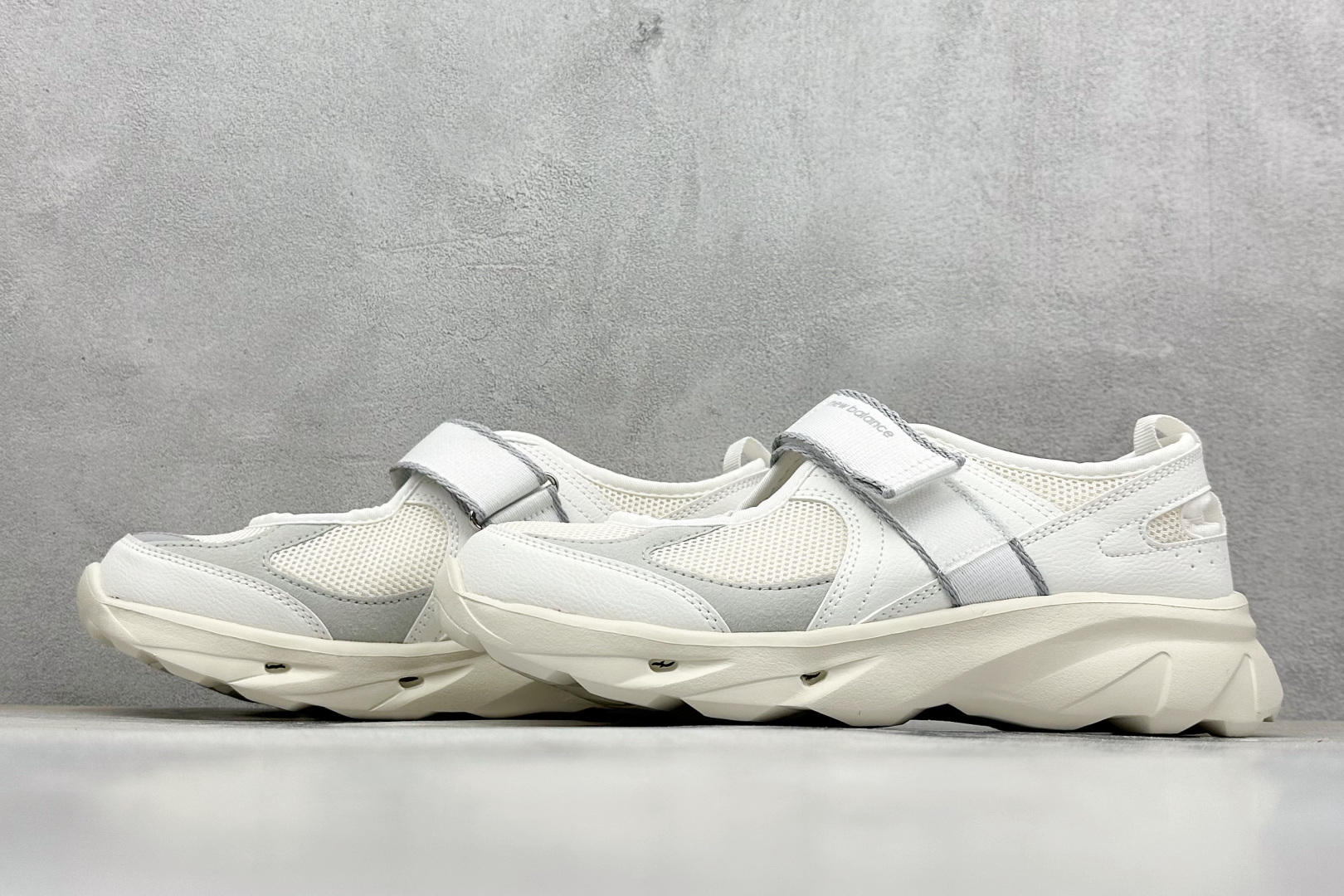  
New Balance Breeze 新百伦玛丽珍低帮生活休闲鞋 

货号：SD2202WH
尺码