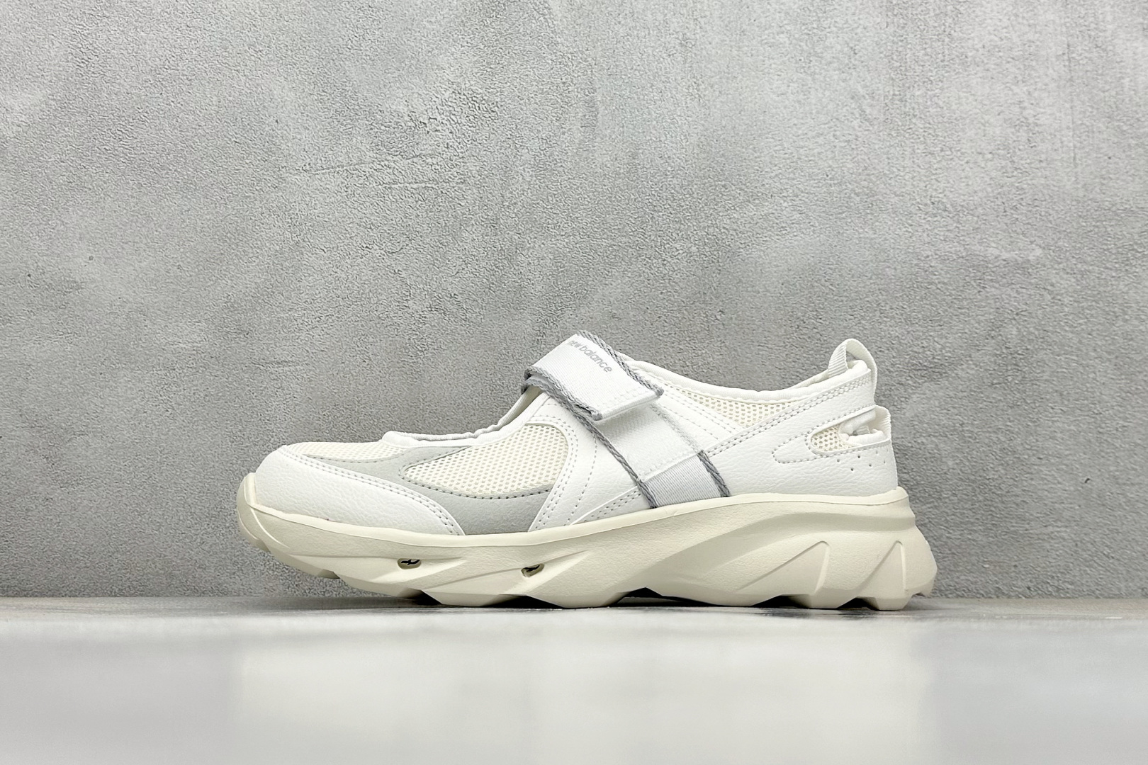  
New Balance Breeze 新百伦玛丽珍低帮生活休闲鞋 

货号：SD2202WH
尺码