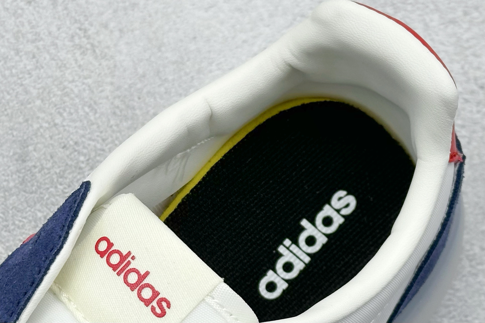  
Adidas Barreda Decode 阿迪舒适减震低帮休闲板鞋

货号：J
尺码：36-45