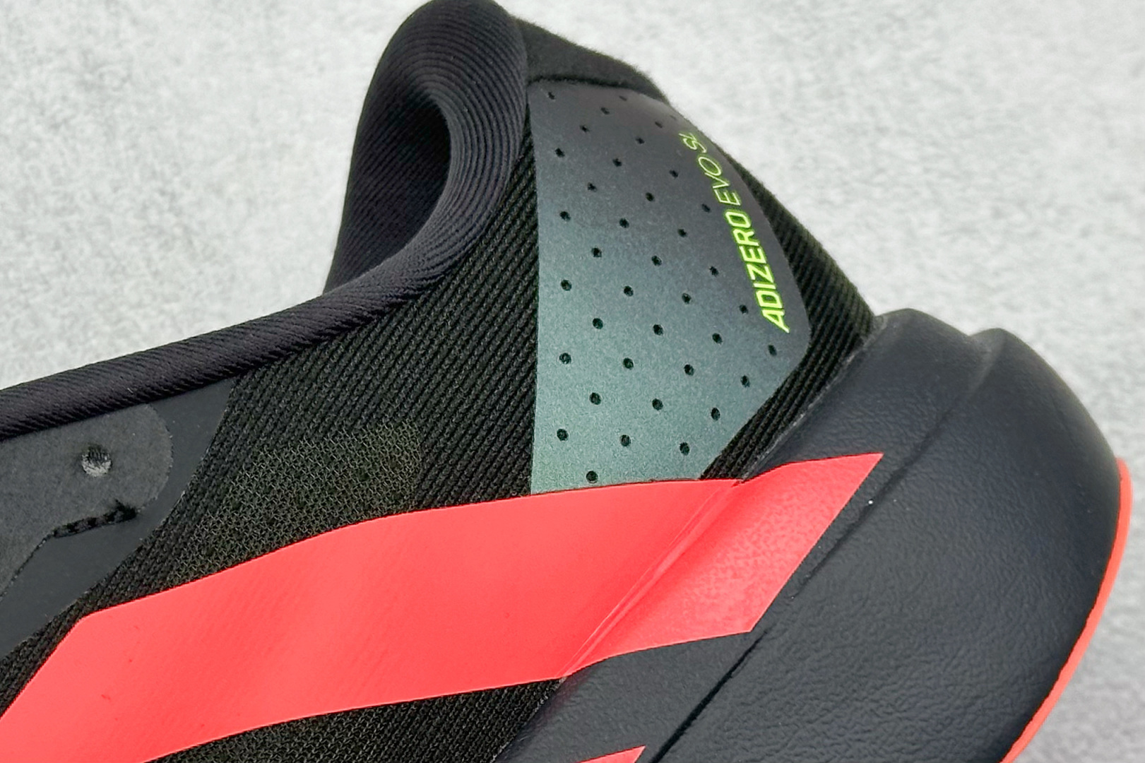 RS版 Adidas Adizero Evo SL阿迪超轻透气缓震跑鞋整体外观造型与adiZero Ad