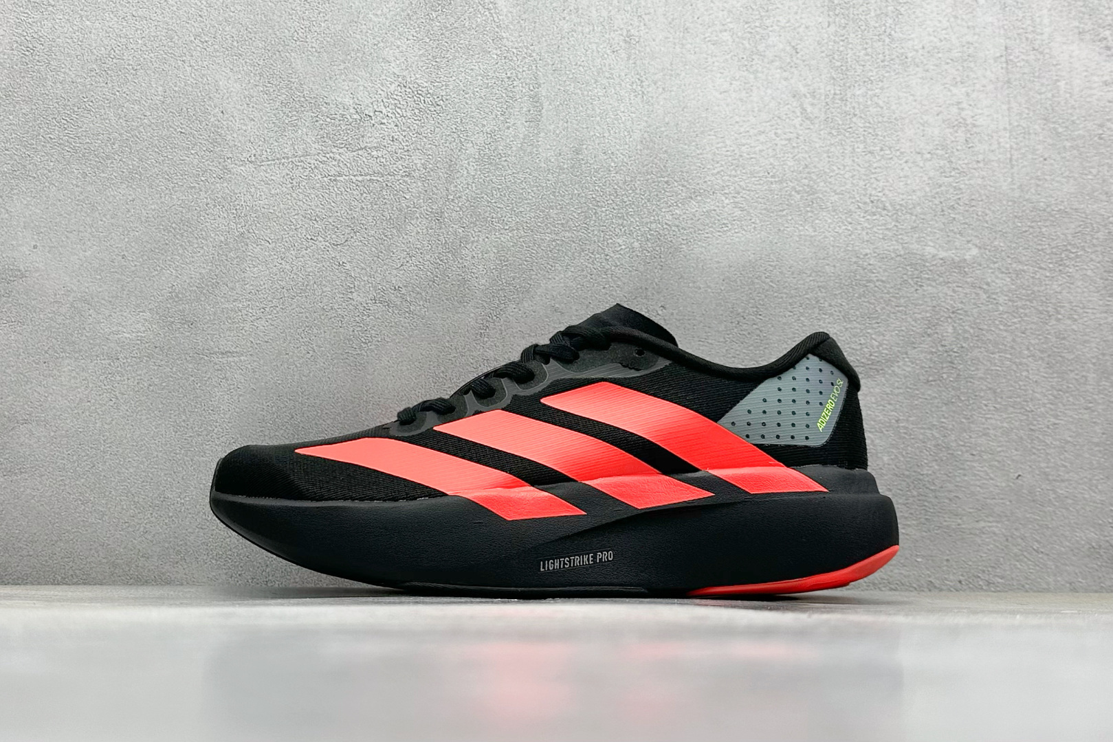 RS版 Adidas Adizero Evo SL阿迪超轻透气缓震跑鞋整体外观造型与adiZero Ad