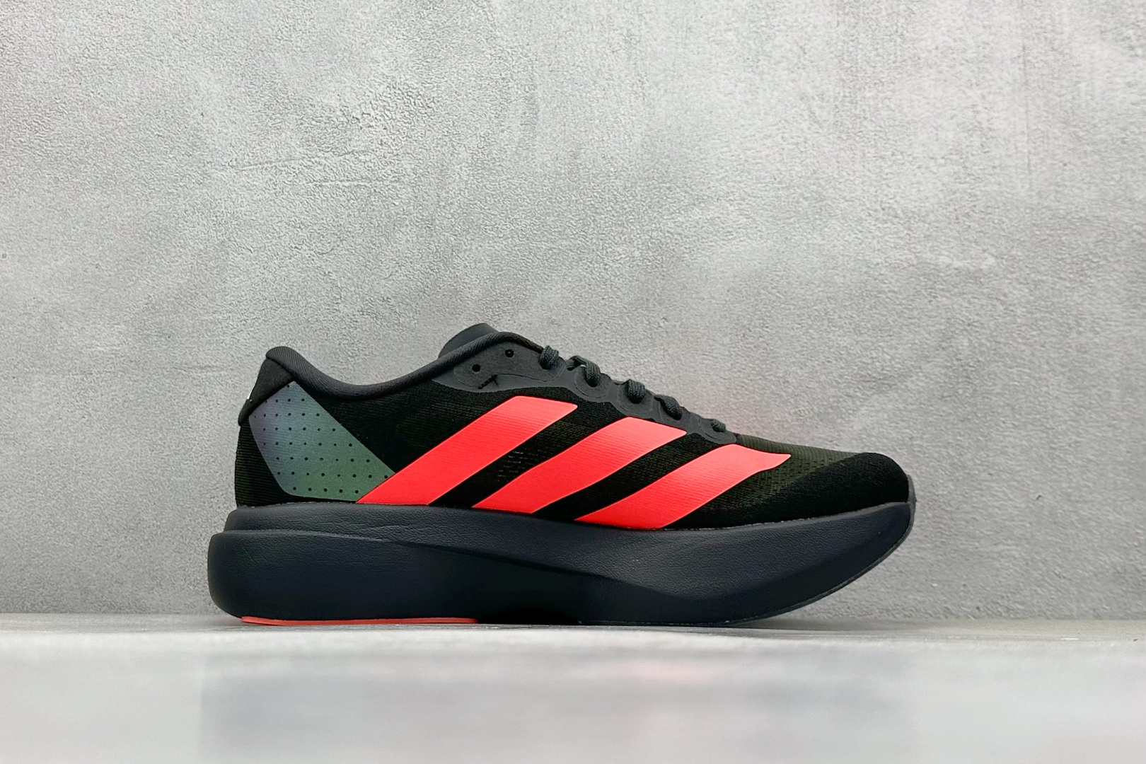 RS版 Adidas Adizero Evo SL阿迪超轻透气缓震跑鞋整体外观造型与adiZero Ad