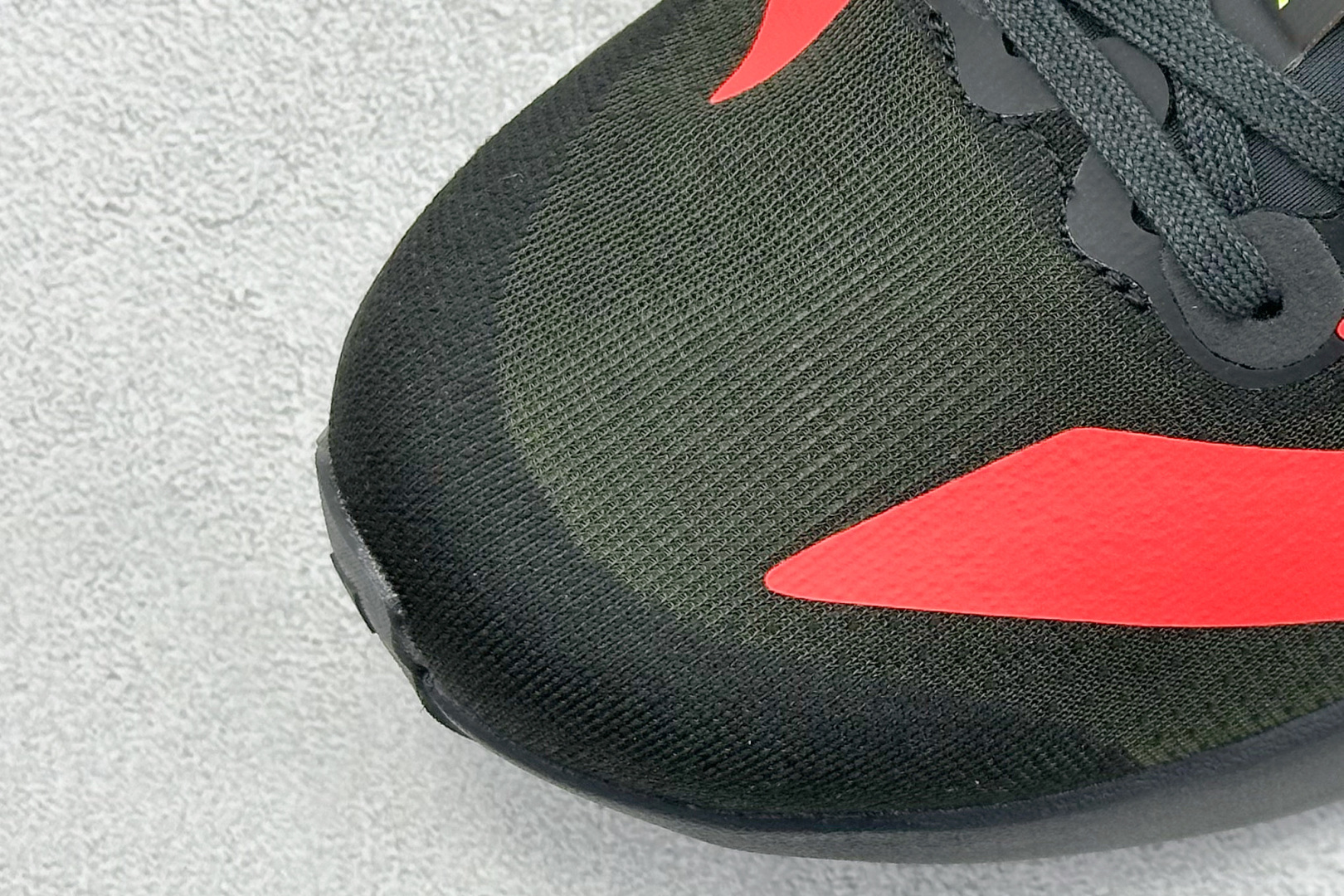 RS版 Adidas Adizero Evo SL阿迪超轻透气缓震跑鞋整体外观造型与adiZero Ad