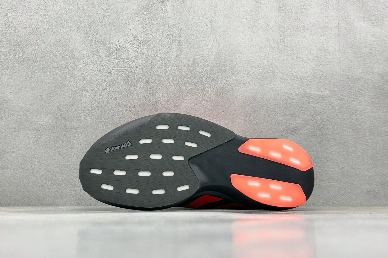 RS版 Adidas Adizero Evo SL阿迪超轻透气缓震跑鞋整体外观造型与adiZero Ad