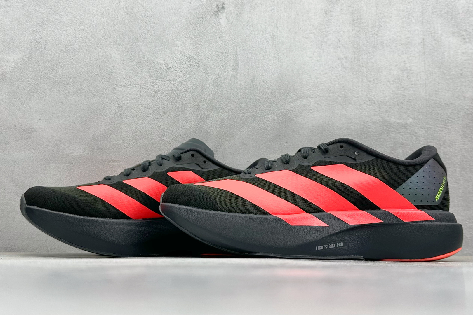 RS版 Adidas Adizero Evo SL阿迪超轻透气缓震跑鞋整体外观造型与adiZero Ad