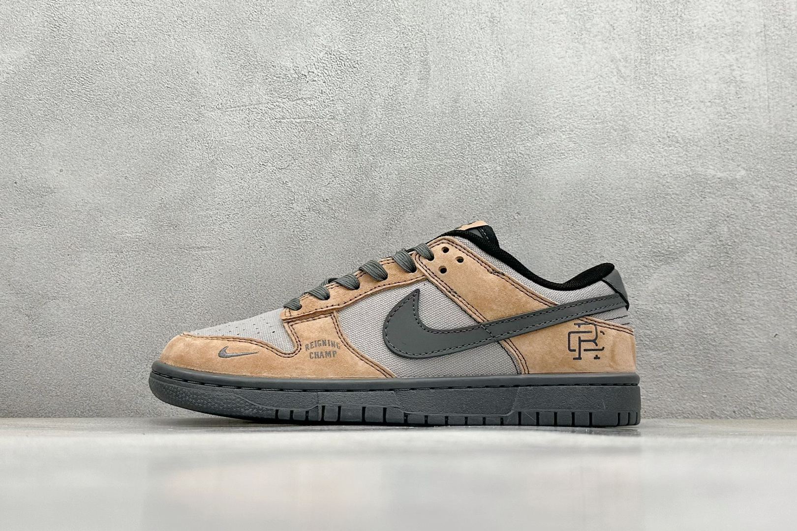 NO:284253,Local store private Nike SB Dunk Low x Reigning Champ Brown-gray hooks Production from the original manufacturer Highly recommended Original head layer material Exclusive version distillation processing brings a better visual and foot experience Large manufacturer's pure original quality shipment Cleanliness Electric embroidery process Clean and free of any burrs The details are perfect Official item number FX1588 303 Size 36 36.5 37.5 38 38.5 39 40 40.5 41 42 42.5 43 44 44.5 45 Code 37,19860909本地 放店私 Nike SB Dunk Low x Reigning Champ 棕灰小钩 纯原大厂出品 极力推荐 原装头层材料 独家版型蒸餾加工 帶來的是更好的视觉和脚感体验 大厂纯原品质出货 清洁度 电绣工艺 皮料切割干净无任何毛边 细节完美 官方货号FX1588 303 尺码36 36.5 37.5 38 38.5 39 40 40.5 41 42 42.5 43 44 44.5 45 编码37,,Men's shoes