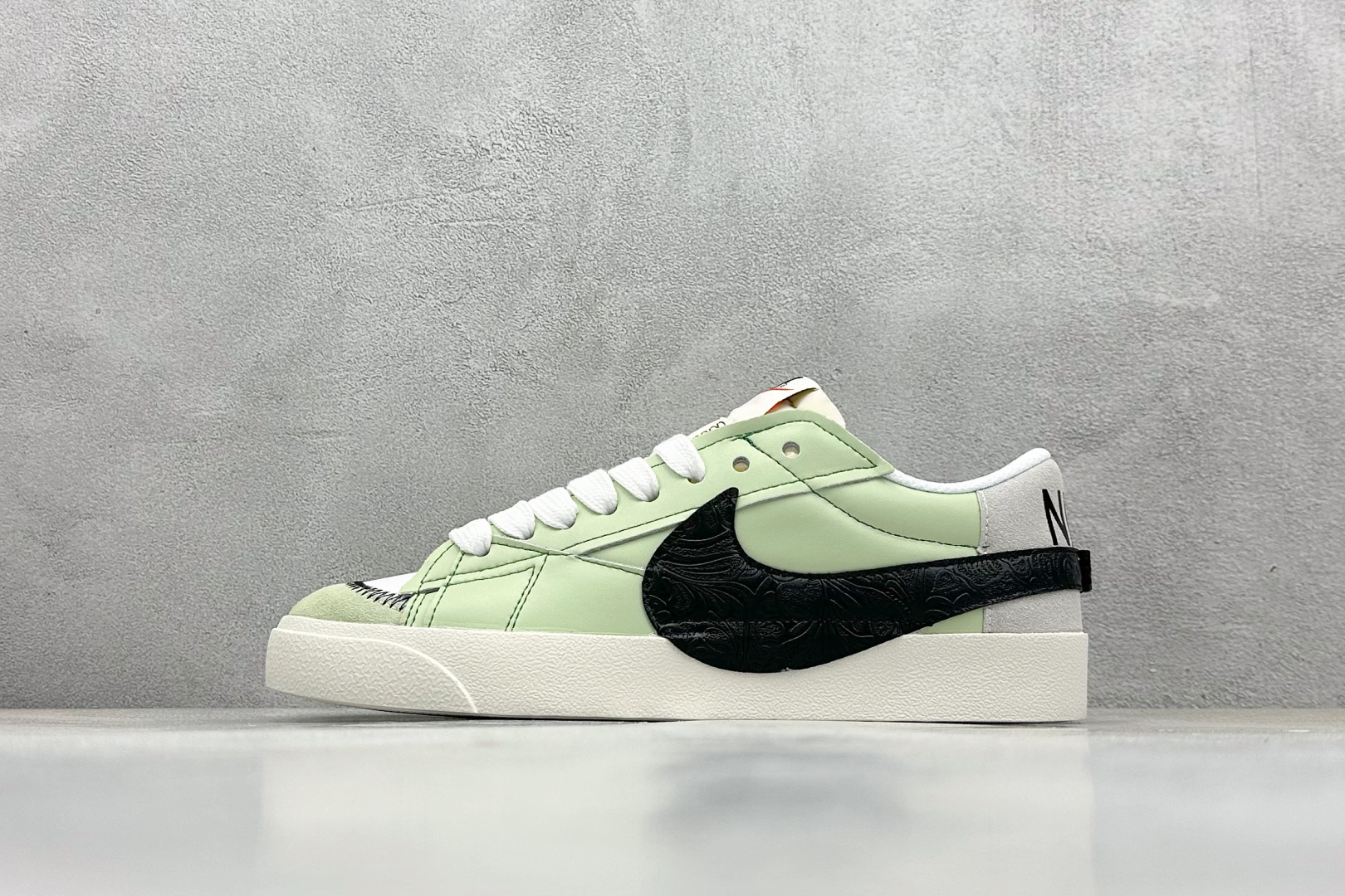 NO:284263,Local store private NK Blazer Low 77 JUMBO Retro Classic Trail Blazer Shoes The recognizable Nike Blazer Mid color scheme will return to the market this year. Swoosh color scheme fills, and the shoes are simple and elegant and classic!  Article number DN2158 106 Code 26, manolo blahnik,stuart weitzman19860909本地 放店私 NK Blazer Low 77 JUMBO 复古经典开拓者 板鞋 颇具辨识度的Nike Blazer Mid配色,将于今年回归登场 Swoosh配色填充,鞋款简约大气经典再现！ 货号DN2158 106 编码26,,manolo blahnik,stuart weitzman,Men's shoes