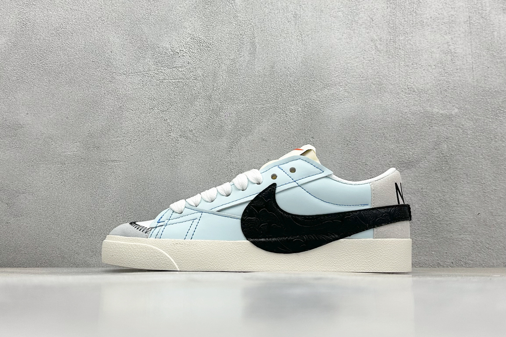 NO:284268,Local store private NK Blazer Low 77 JUMBO Retro Classic Trail Blazer Shoes The recognizable Nike Blazer Mid color scheme will return to the market this year. Swoosh color scheme fills, and the shoes are simple and elegant and classic!  Article number DN2158 110 Code 26, manolo blahnik,stuart weitzman19860909本地 放店私 NK Blazer Low 77 JUMBO 复古经典开拓者 板鞋 颇具辨识度的Nike Blazer Mid配色,将于今年回归登场 Swoosh配色填充,鞋款简约大气经典再现！ 货号DN2158 110 编码26,,manolo blahnik,stuart weitzman,Men's shoes