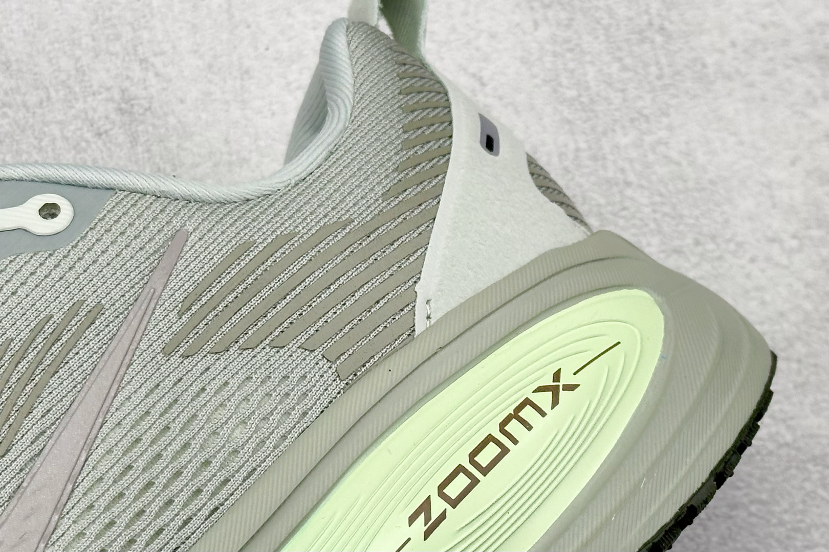  
RS版 NK Zoom VOMERO 18 轻量跑鞋
耐克网透面气 训跑练步鞋
外贸专供订单 原厂折