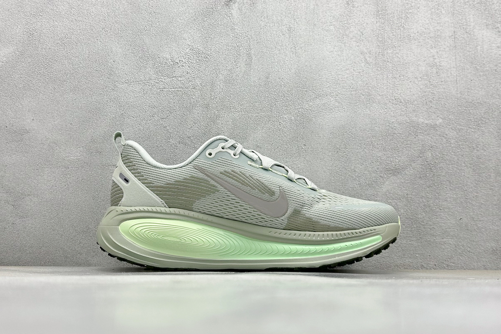  
RS版 NK Zoom VOMERO 18 轻量跑鞋
耐克网透面气 训跑练步鞋
外贸专供订单 原厂折