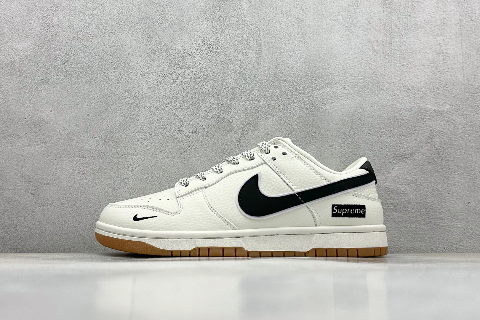  
XC版 Supreme x Nk SB Dunk Low 联名款米黑棕 周年高端定制 低帮休闲板鞋
