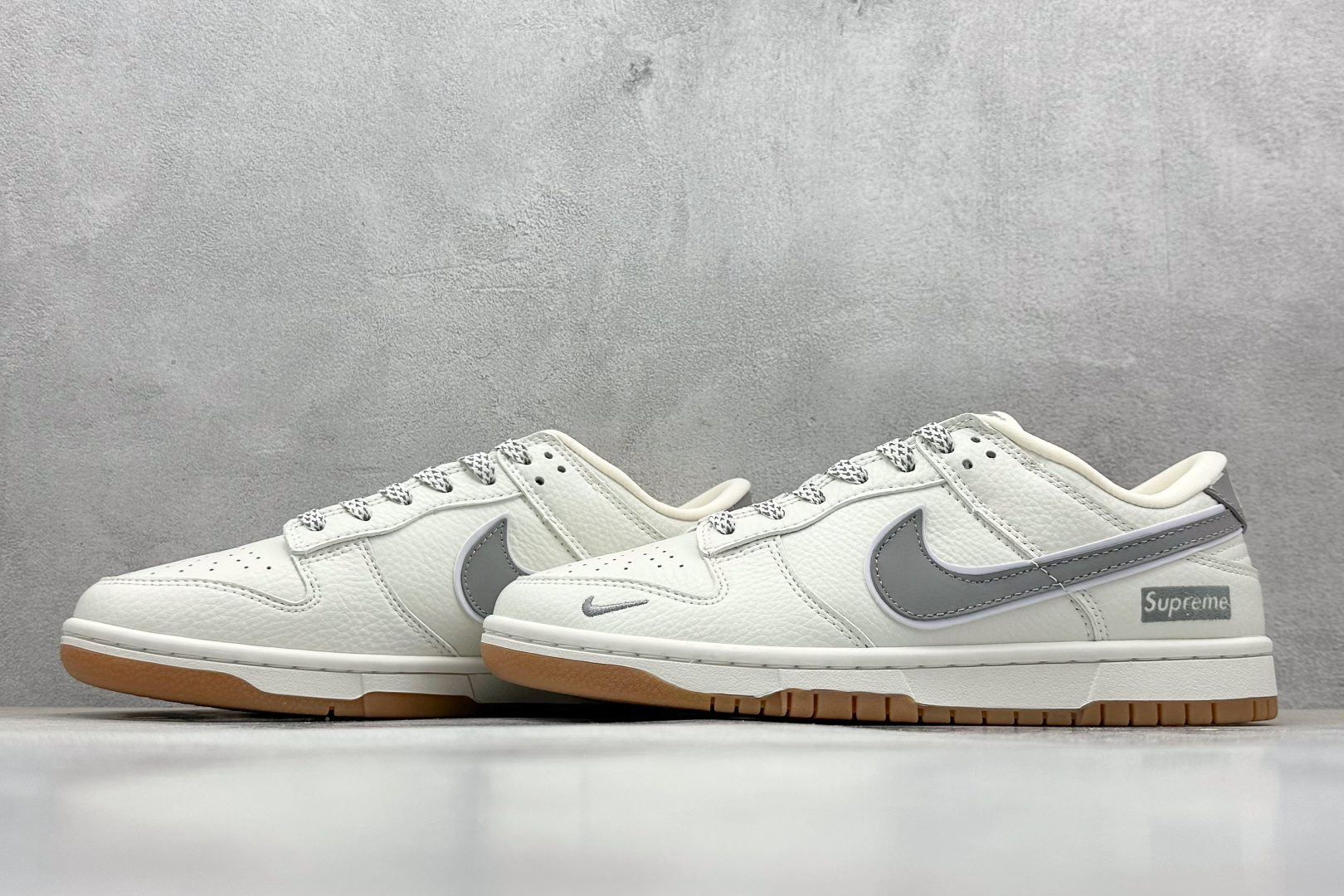  
XC版 Supreme x Nk SB Dunk Low 联名款米灰小勾 周年高端定制 低帮休闲板鞋