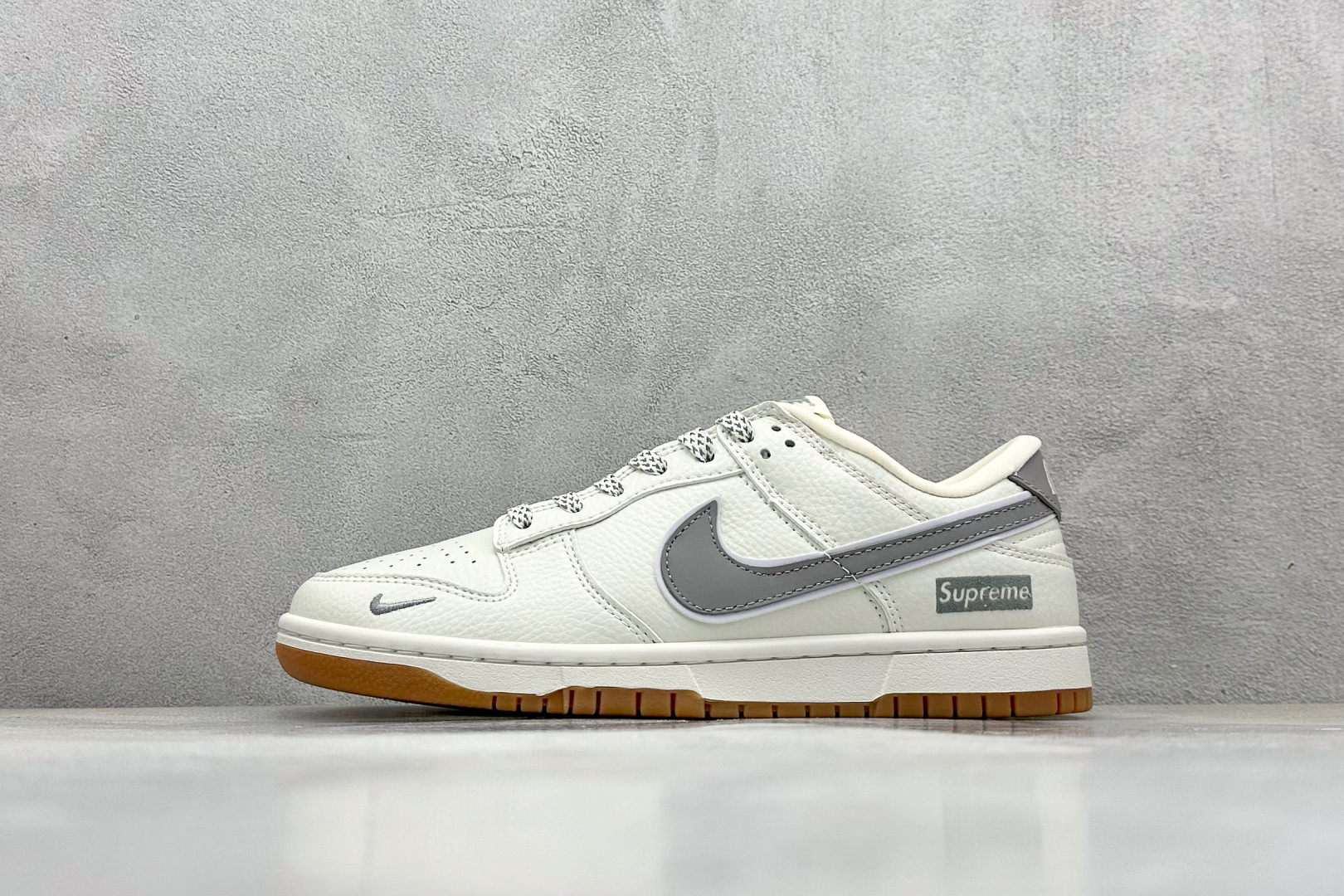  
XC版 Supreme x Nk SB Dunk Low 联名款米灰小勾 周年高端定制 低帮休闲板鞋