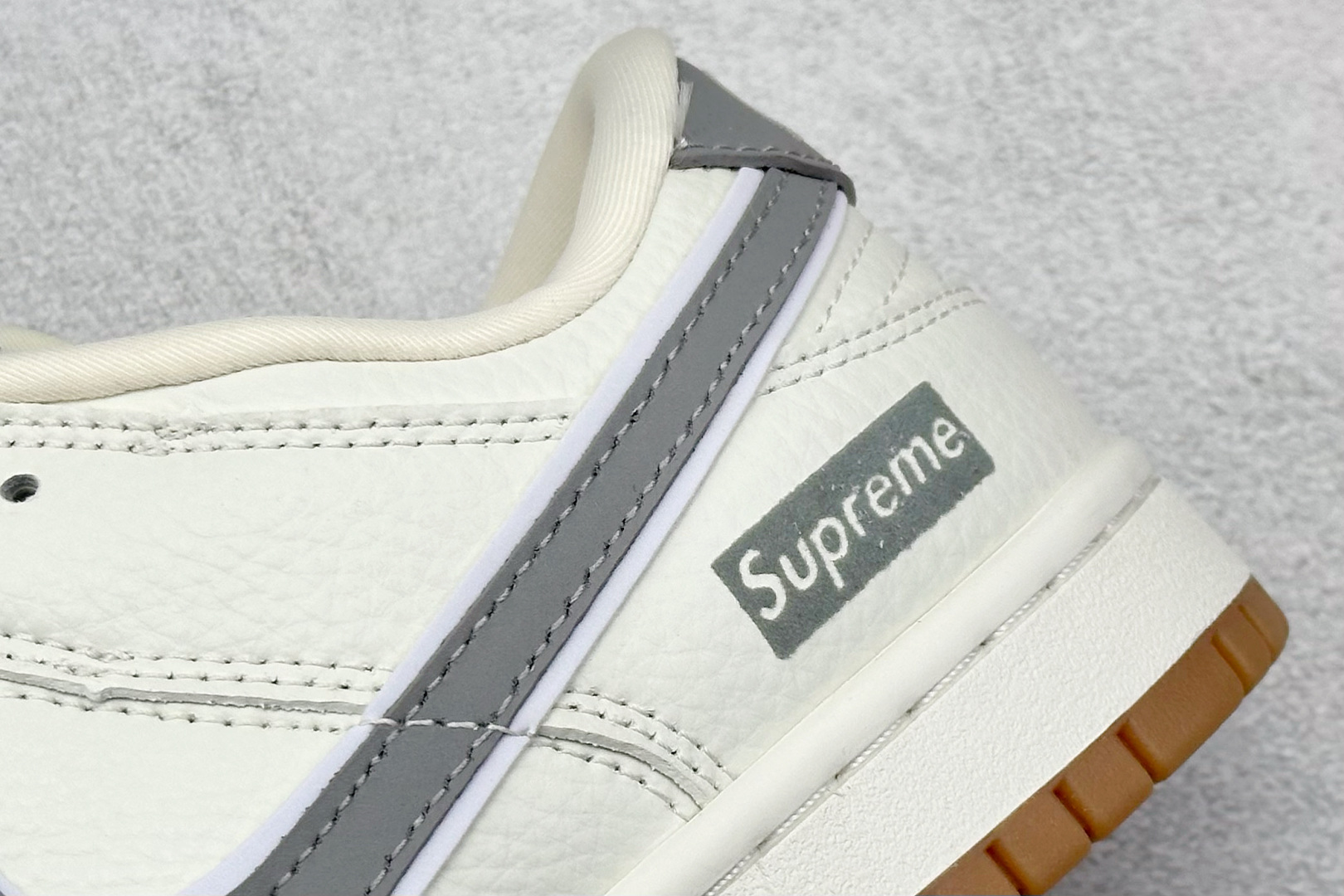  
XC版 Supreme x Nk SB Dunk Low 联名款米灰小勾 周年高端定制 低帮休闲板鞋