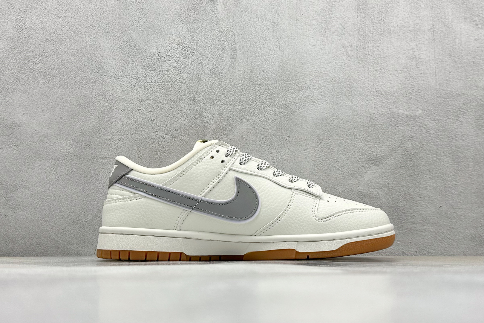 
XC版 Supreme x Nk SB Dunk Low 联名款米灰小勾 周年高端定制 低帮休闲板鞋