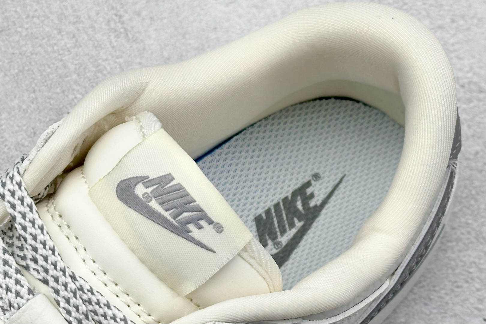  
XC版 Supreme x Nk SB Dunk Low 联名款米灰小勾 周年高端定制 低帮休闲板鞋