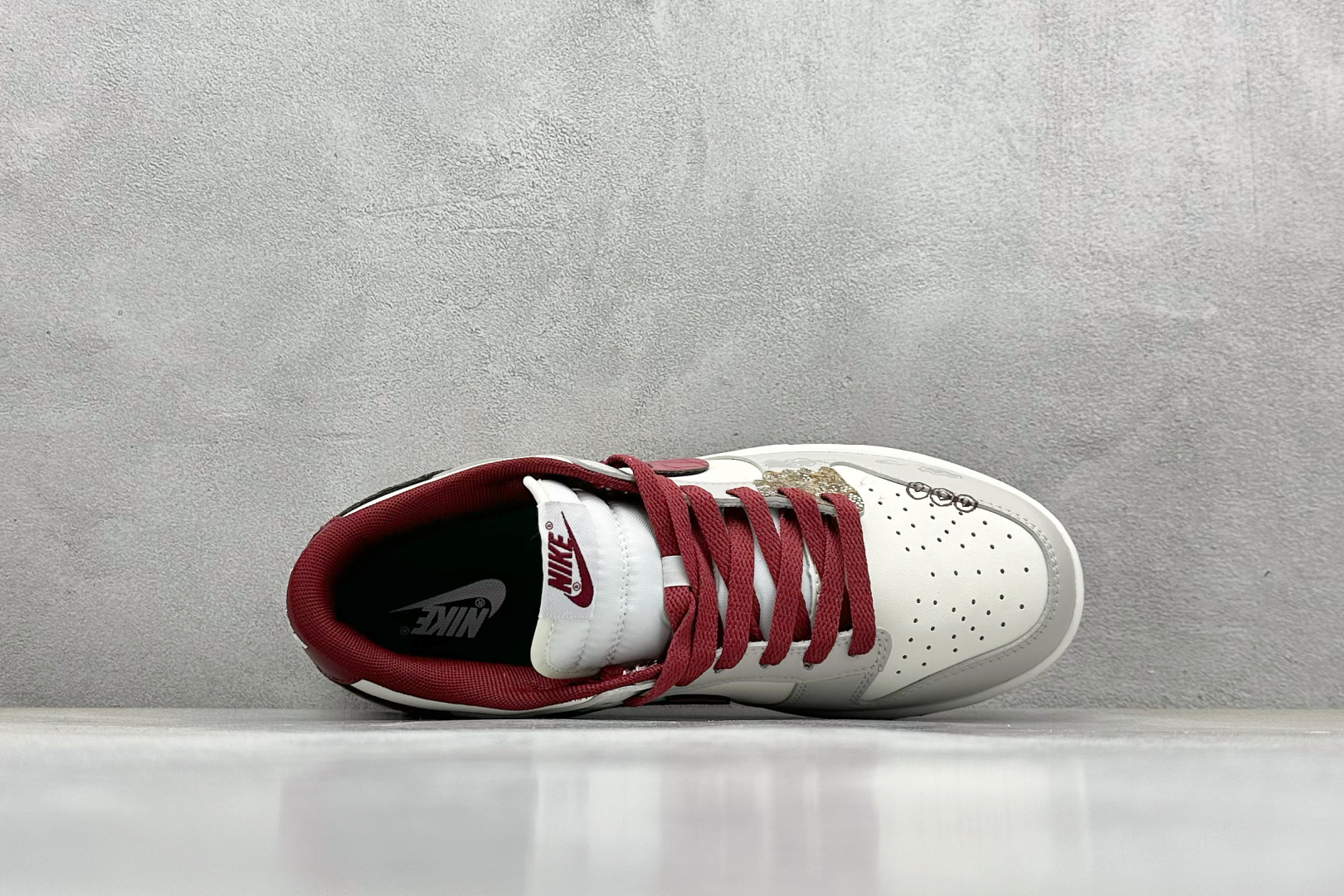 
FS版 Nike SB Dunk Low 环岁之礼
纯原大厂出品 极力推荐
原装头层材料 独家版型蒸