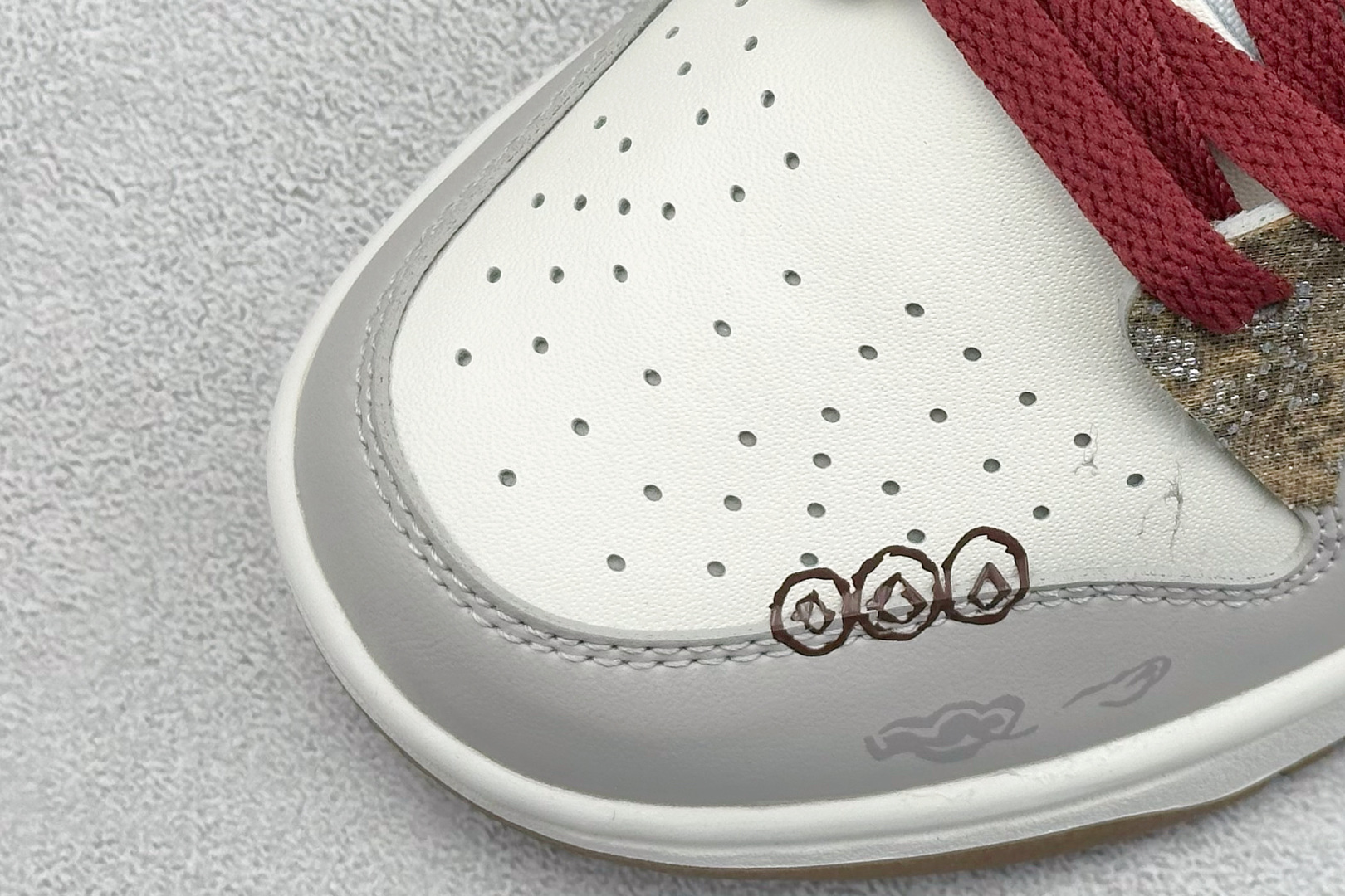  
FS版 Nike SB Dunk Low 环岁之礼
纯原大厂出品 极力推荐
原装头层材料 独家版型蒸