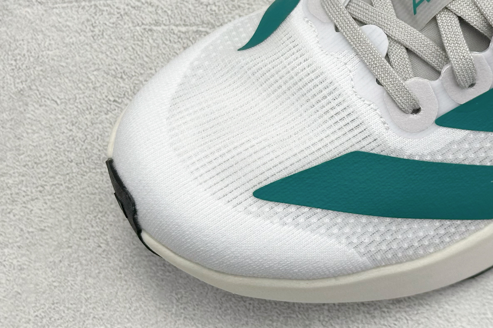 RS版 Adidas Adizero Evo SL阿迪超轻透气缓震跑鞋整体外观造型与adiZero Ad