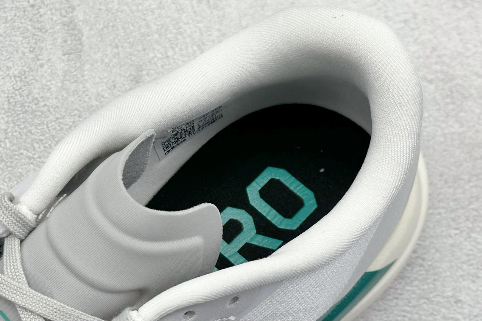 RS版 Adidas Adizero Evo SL阿迪超轻透气缓震跑鞋整体外观造型与adiZero Ad