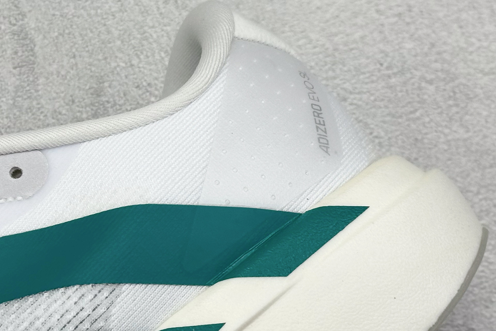 RS版 Adidas Adizero Evo SL阿迪超轻透气缓震跑鞋整体外观造型与adiZero Ad