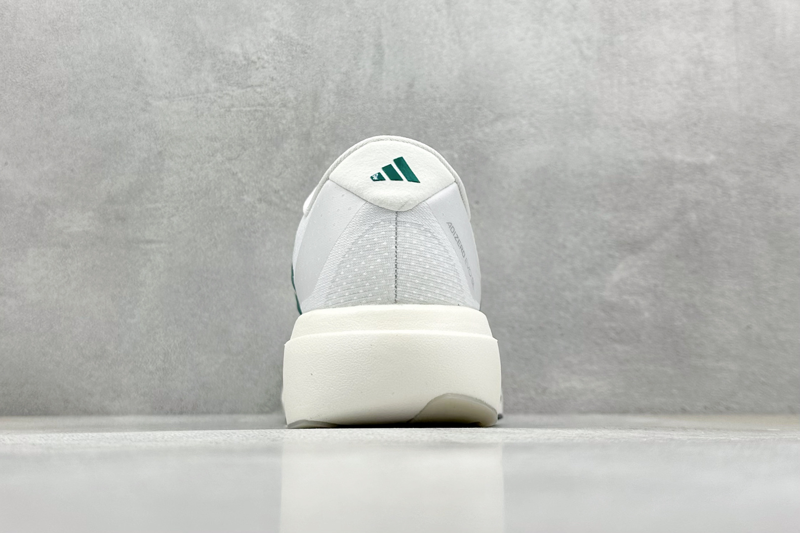 RS版 Adidas Adizero Evo SL阿迪超轻透气缓震跑鞋整体外观造型与adiZero Ad