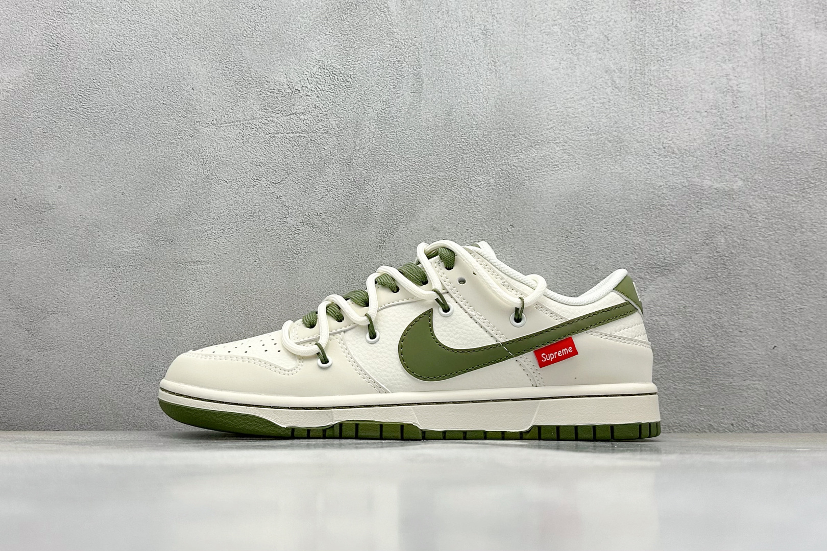 💰180
C版 Nike SB Dunk Low Sup系列 绑带米白绿勾 周年高端定制 低帮休闲板鞋
#定制鞋盒 大厂纯原品质出货 超高清洁度 皮料切割干净无任何毛边 细节完美
货号：DM6868-090
尺码：36 36.5 37.5 38 36.5 39 40 40.5 41 42 42.5 43 44 44.5 45