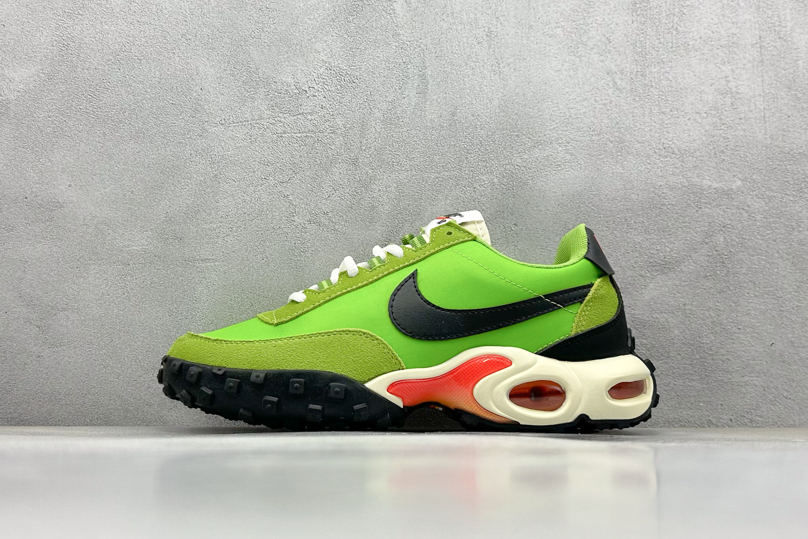 Nike Air Max Waffle SP Retro Cushion Sneakers - Bold Innovation and Comfort 1 Nike Air Max Waffle SP Retro Cushion Sneakers - Bold Innovation and Comfort