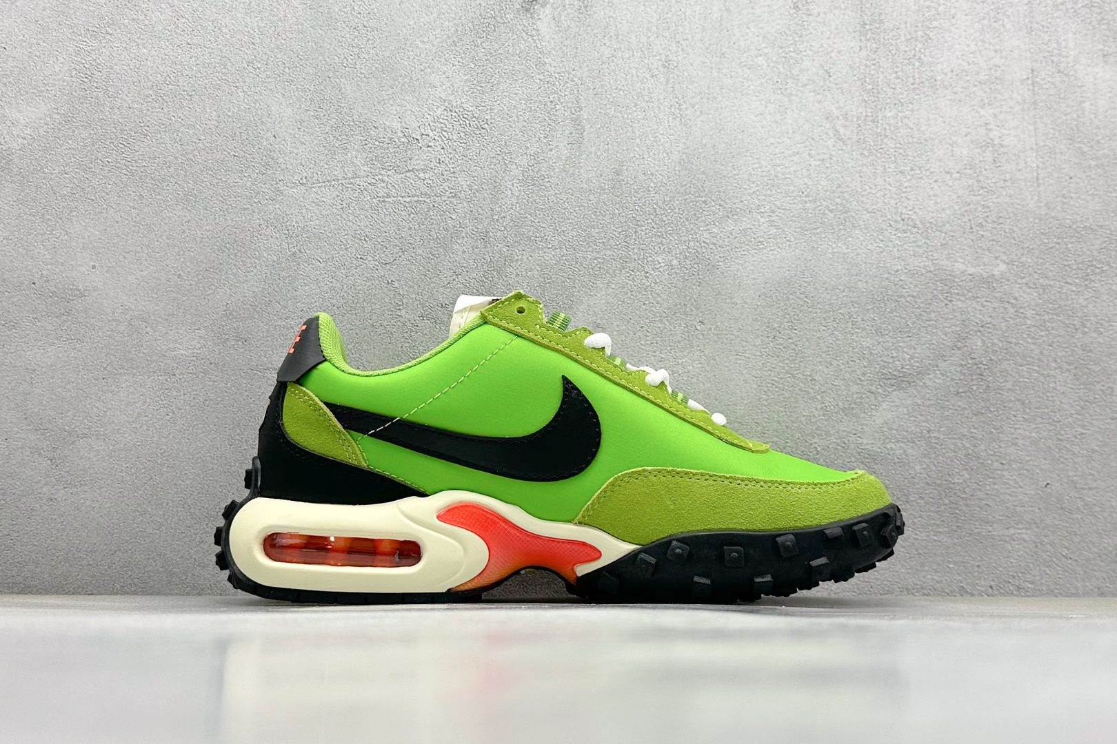 Nike Air Max Waffle SP Retro Cushion Sneakers - Bold Innovation and Comfort 3 cmp i1746596050442 1279 0 1