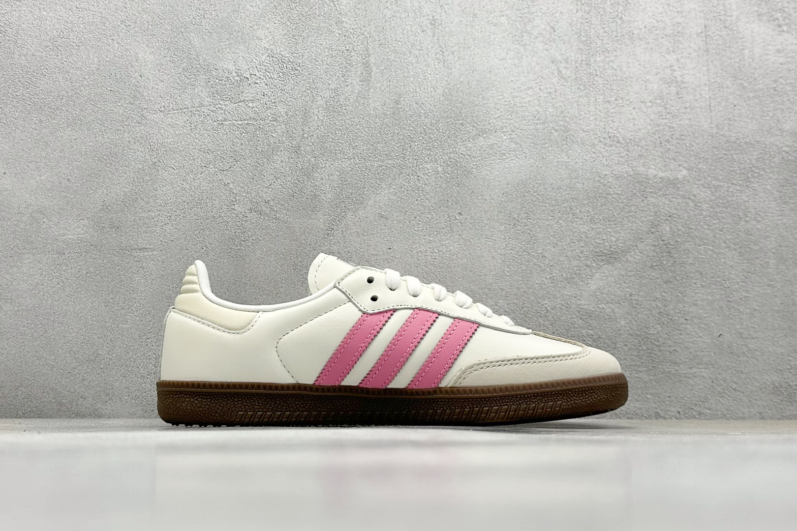 200 RS版 Adidas Originals Samba OG”Lucid Pink“桑巴舞系列绅士德训运动板鞋“皮革米白桃粉焦糖底” IG1962