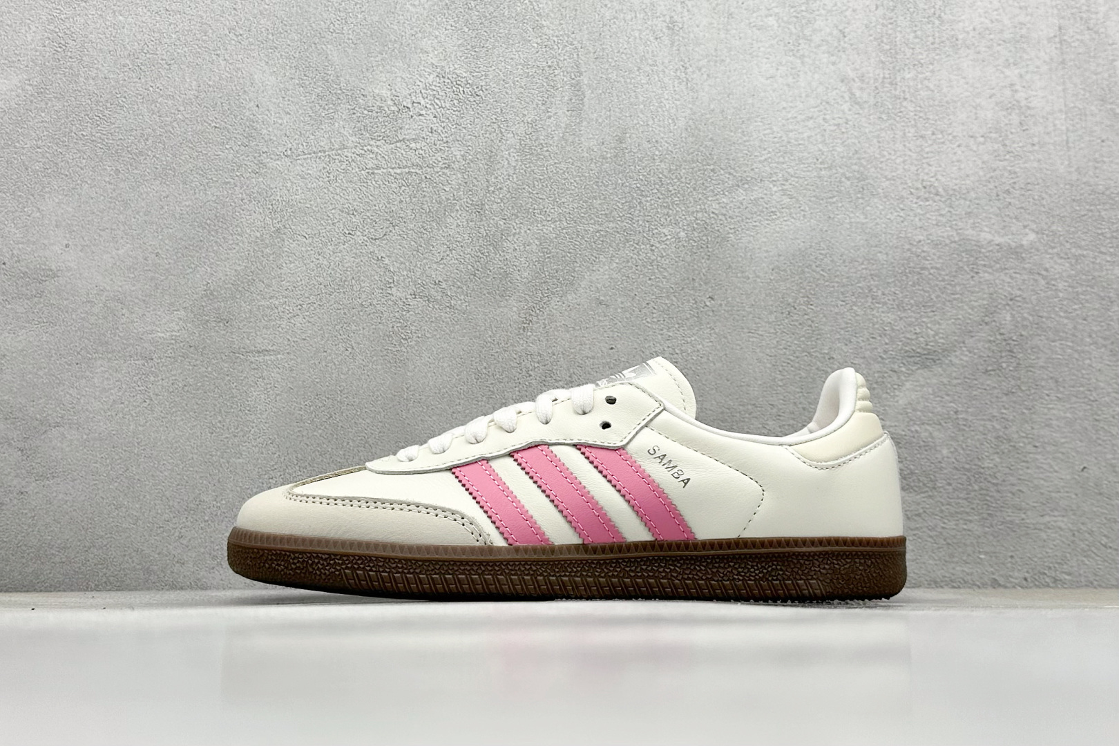 200 RS版 Adidas Originals Samba OG”Lucid Pink“桑巴舞系列绅士德训运动板鞋“皮革米白桃粉焦糖底” IG1962