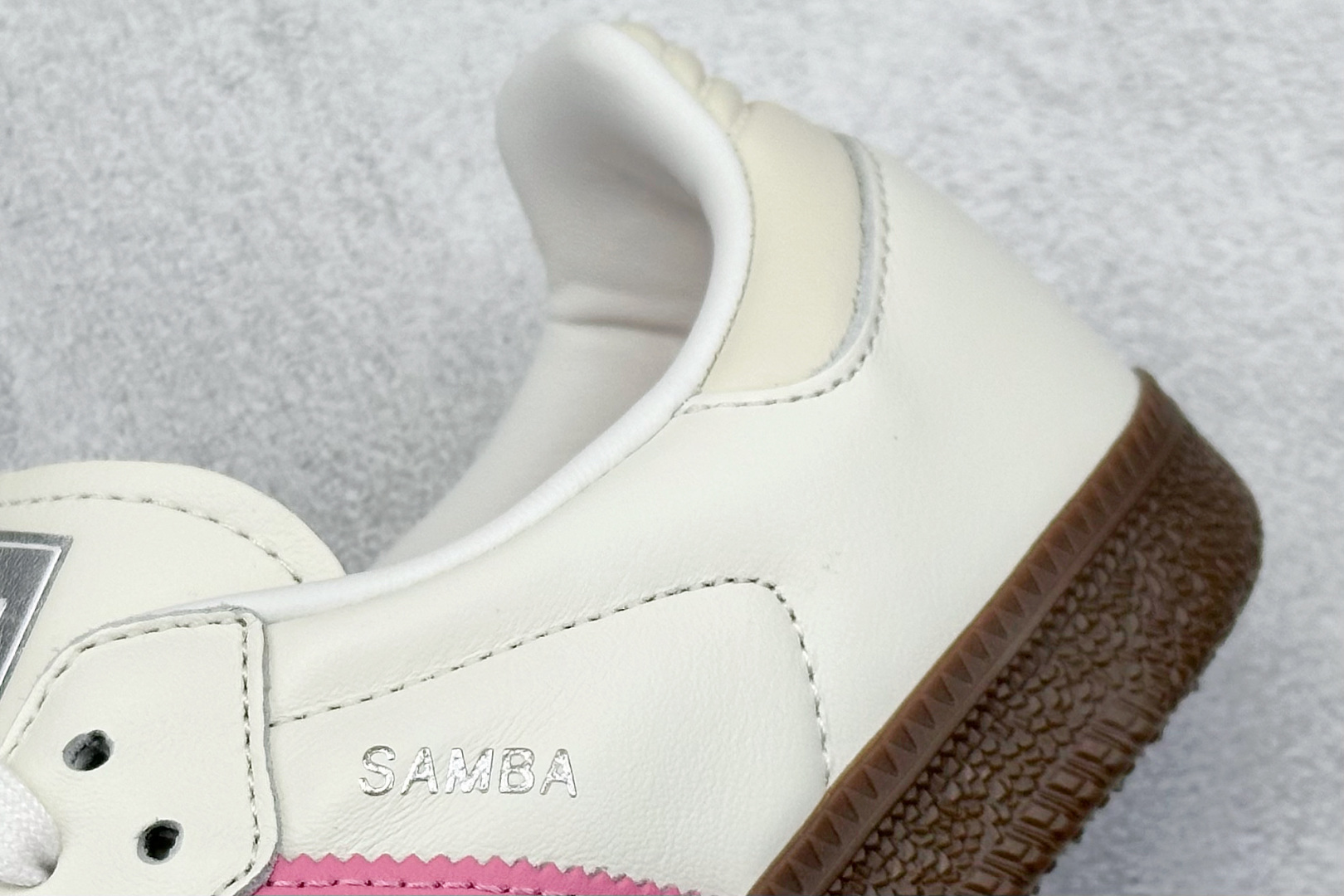 200 RS版 Adidas Originals Samba OG”Lucid Pink“桑巴舞系列绅士德训运动板鞋“皮革米白桃粉焦糖底” IG1962