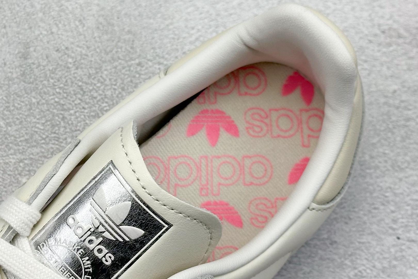 200 RS版 Adidas Originals Samba OG”Lucid Pink“桑巴舞系列绅士德训运动板鞋“皮革米白桃粉焦糖底” IG1962