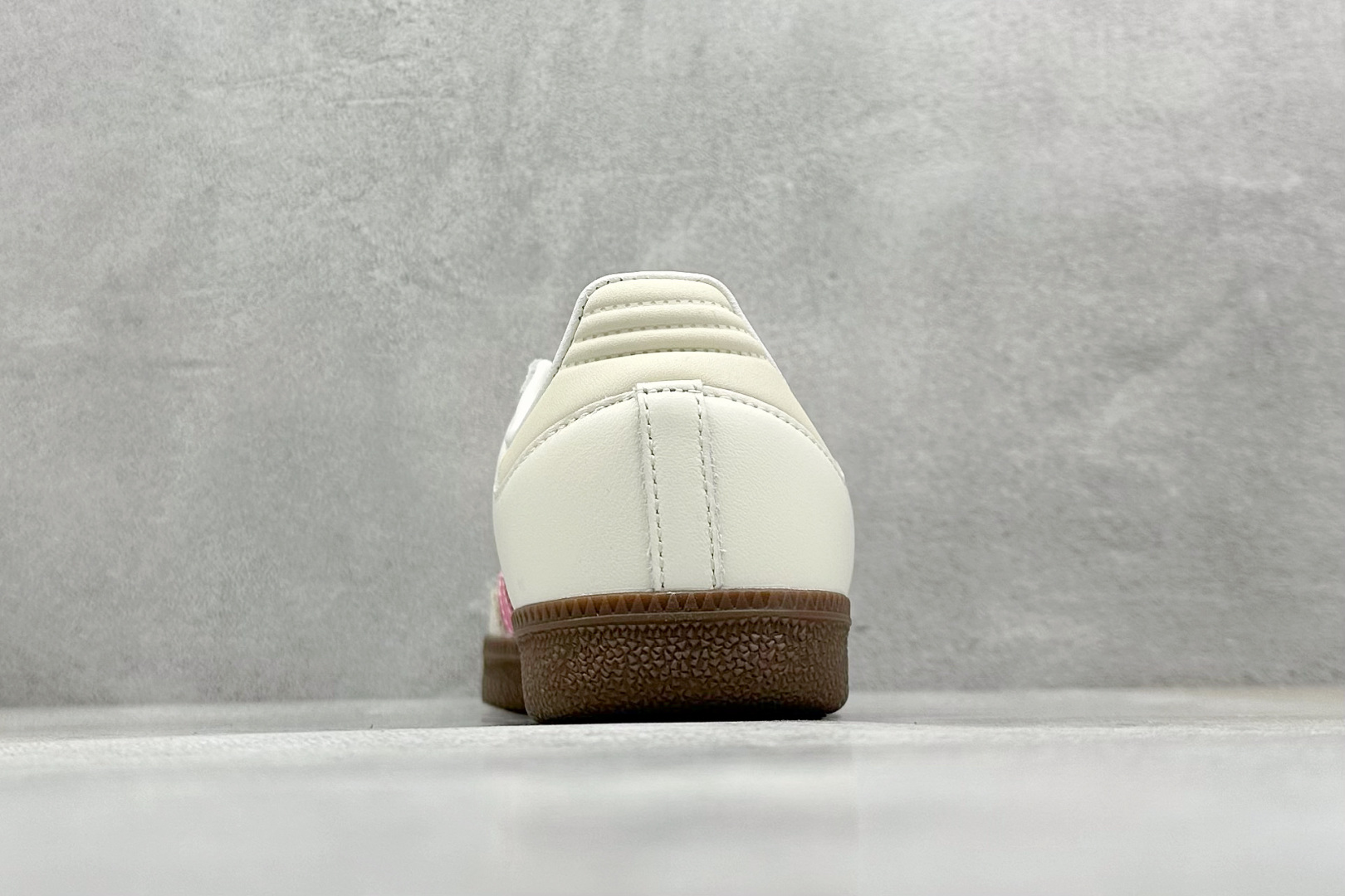 200 RS版 Adidas Originals Samba OG”Lucid Pink“桑巴舞系列绅士德训运动板鞋“皮革米白桃粉焦糖底” IG1962