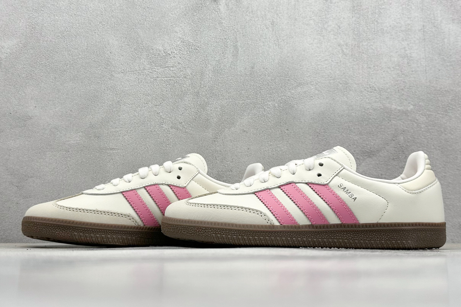 200 RS版 Adidas Originals Samba OG”Lucid Pink“桑巴舞系列绅士德训运动板鞋“皮革米白桃粉焦糖底” IG1962