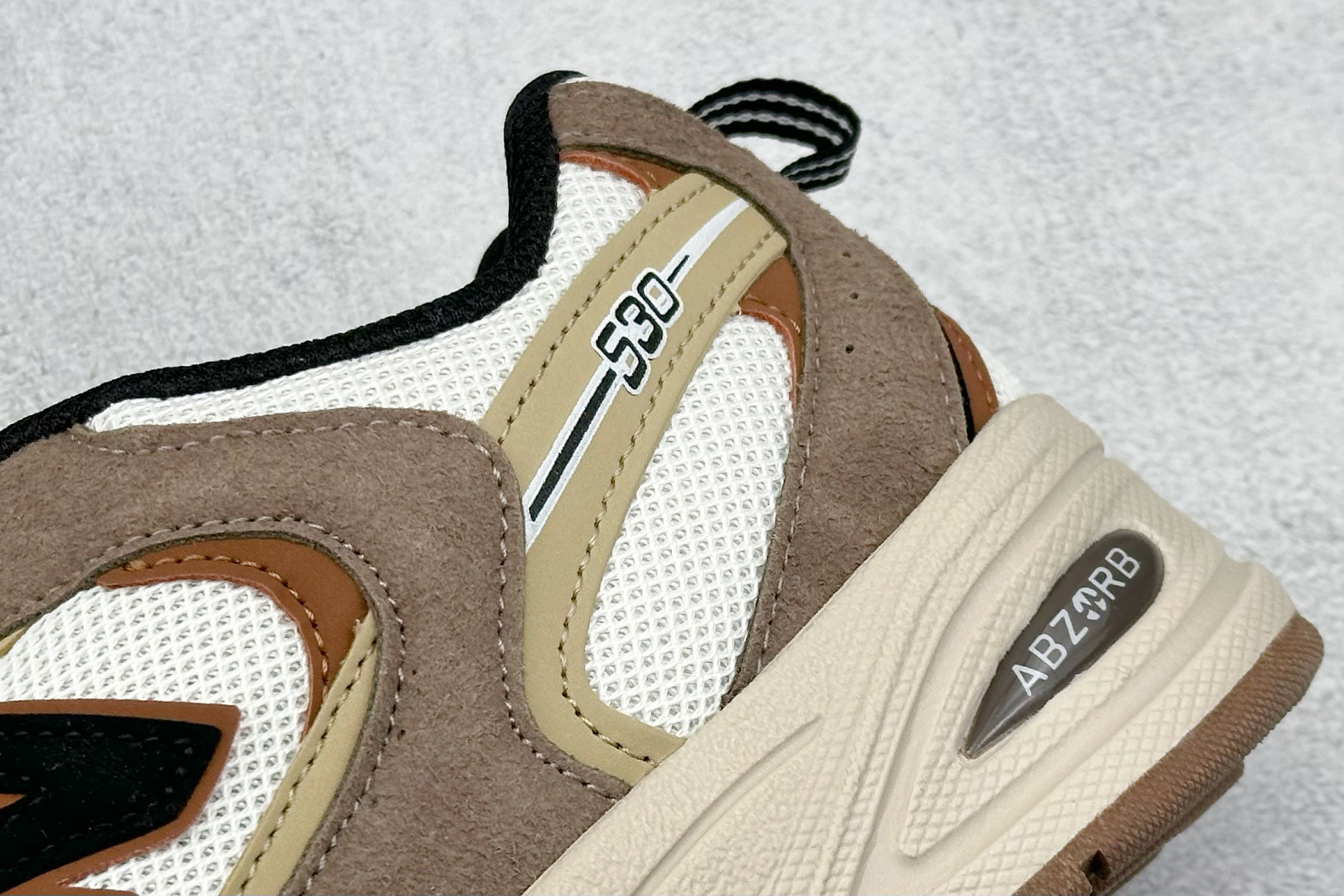福利特价 放店私
New Balance NB530 新百伦复古透气跑步鞋 抛弃过往以皮革为主的人气轮廓