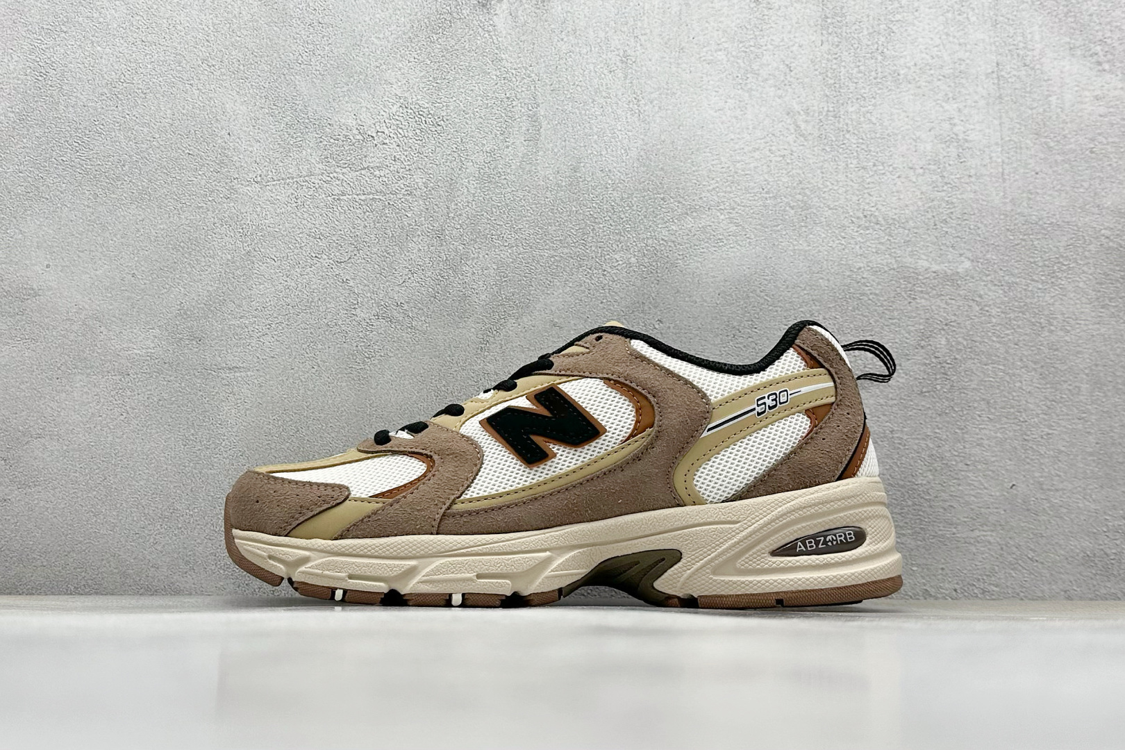福利特价 放店私
New Balance NB530 新百伦复古透气跑步鞋 抛弃过往以皮革为主的人气轮廓