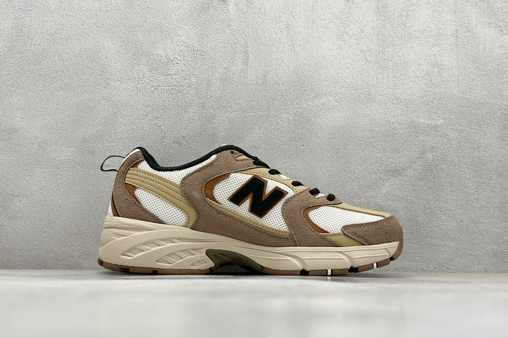 福利特价 放店私
New Balance NB530 新百伦复古透气跑步鞋 抛弃过往以皮革为主的人气轮廓