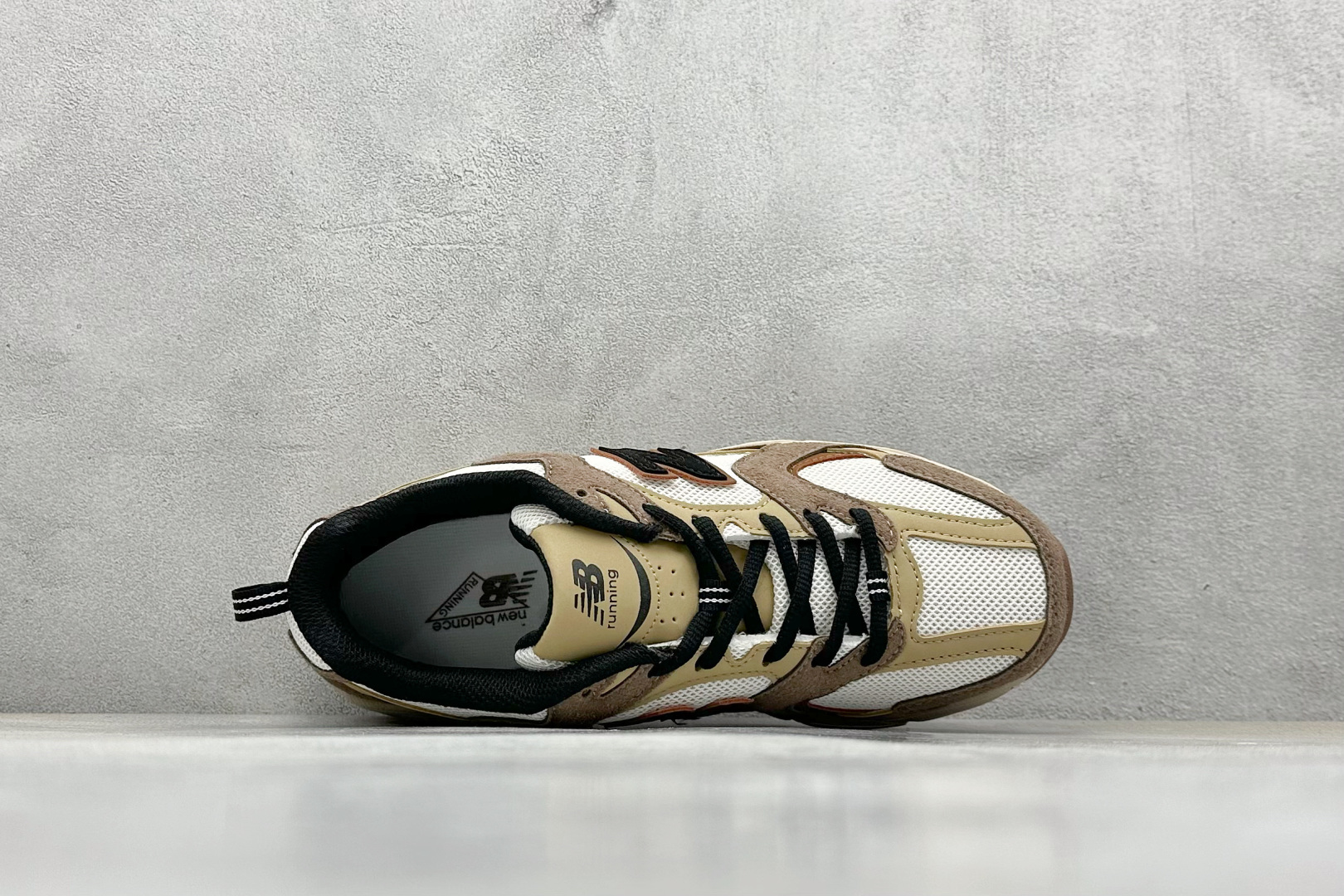 福利特价 放店私
New Balance NB530 新百伦复古透气跑步鞋 抛弃过往以皮革为主的人气轮廓