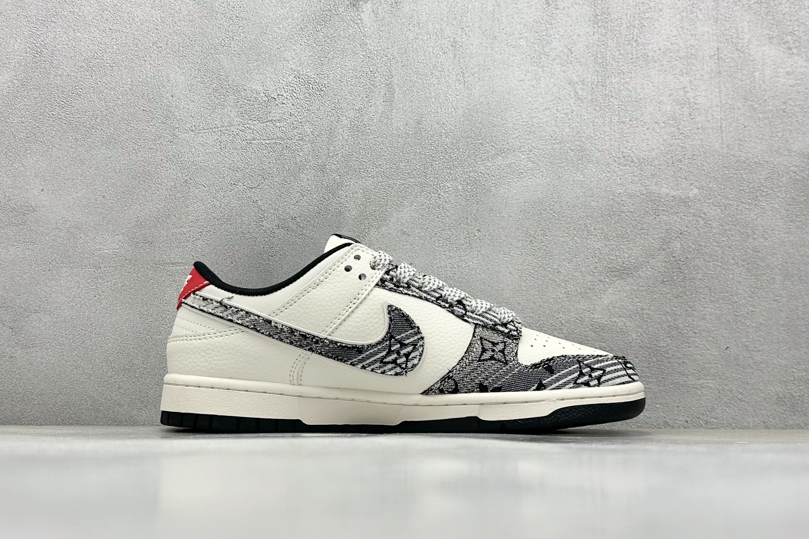 260 Nike SB Dunk Low x Louis Vuitton 黑白牛仔 JY6988-110