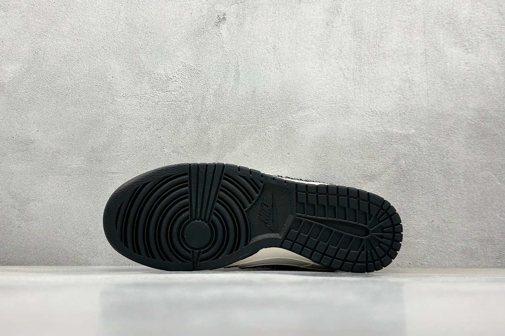 260 Nike SB Dunk Low x Louis Vuitton 黑白牛仔 JY6988-110